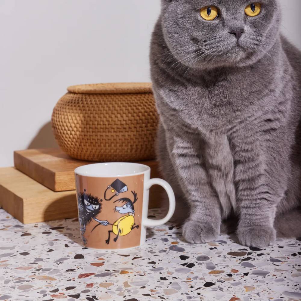 Mug Moomin Stinky en action - Moomin Arabia