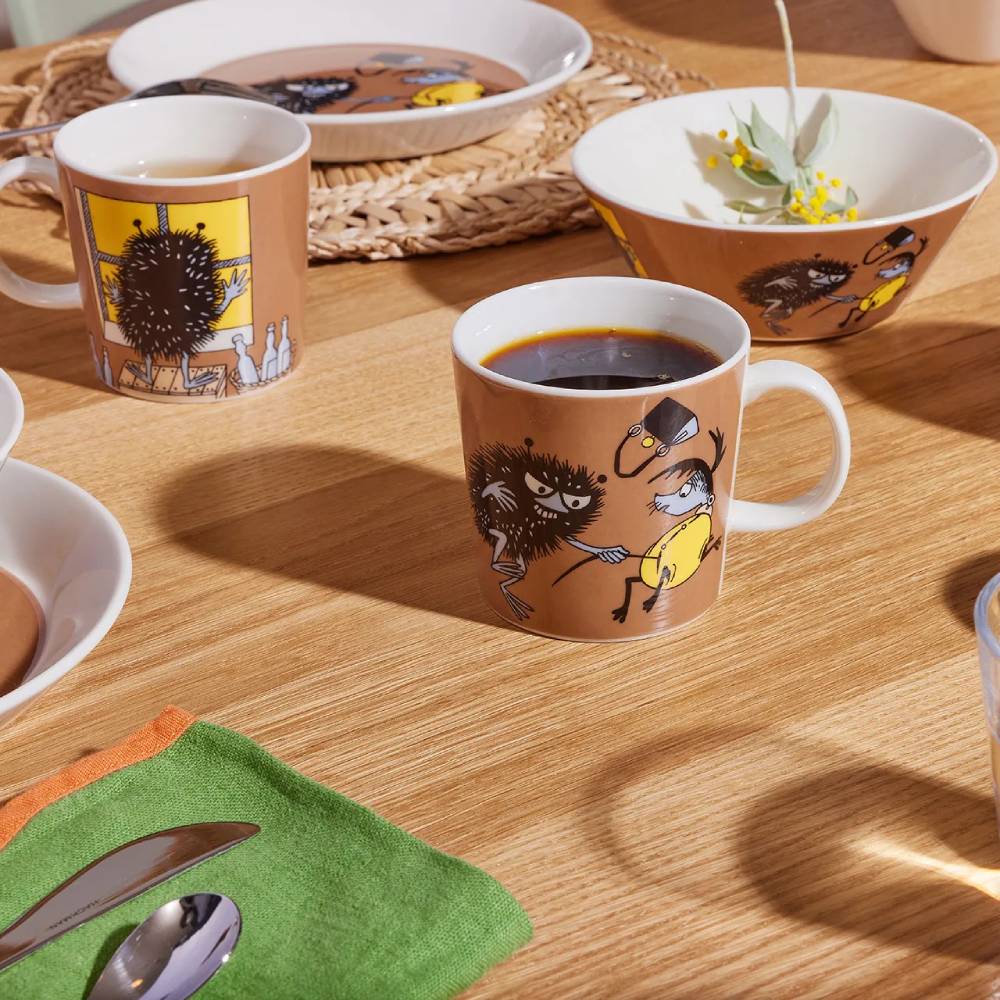 Mug Moomin Stinky en action - Moomin Arabia